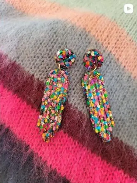 Boucles d'oreilles longues en résine pailletée multicolore